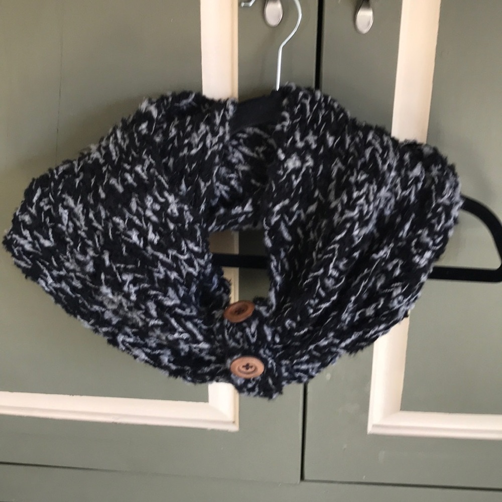 🔘 NWT Simply Noelle double looped buttoned scarf